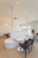 곡선 대리석과 드라이플라워가 어우러진 감성 카페